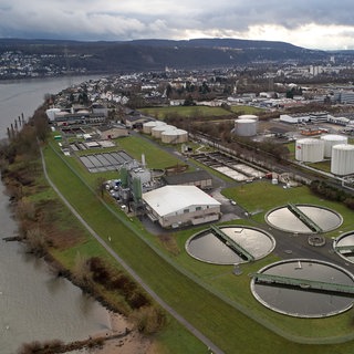 Die Luftaufnahme mit einer Drohne zeigt das Klärwerk im Koblenzer Industriegebiet.
