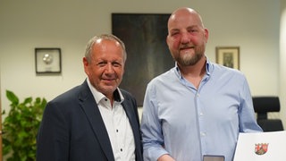 Ein Mainzer erhält vom Polizeipräsidenten den Preis für Zivilcourage für seine Hilfe gegen Telefonbetrug. 