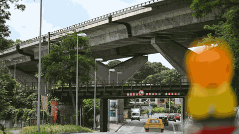 Eine Warnbake steht vor der maroden Hochbrücke im Stadtteil Mombach an einer Straße. Das rund 1,3 Kilometer lange Spannbetonbauwerk wird abgerissen. 