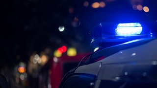 Ein Polizei-Blaulicht: Bei einem Unfall in Worms ist ein Fußgängerin ums Leben gekommen. 