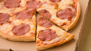 Eine Salami-Pizza im Karton (Symbolbild): Die Polizei hat bei Erbes-Büdesheim drei dreiste Pizza-Diebe geschnappt. 