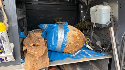 Die Weltkriegsbombe in Mainz ist entschärft worden. Sie liegt im Auto des Kampfmittelräumdienstes.