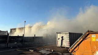 Es sind große Rauchwolken vom Großbrand auf dem Wertstoffhof bei Welgesheim zu sehen.