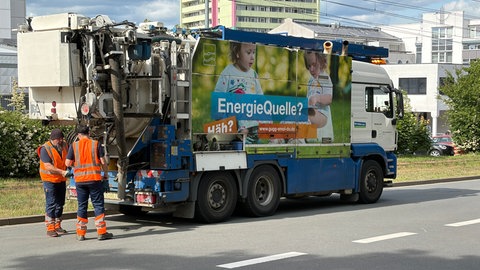 Ein Absaugwagen des Mainzer Wirtschaftsbetriebs beseitigt Abwasser auf dem Mainzer Lerchenberg.