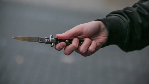 Messer in der Hand (Symbolbild)