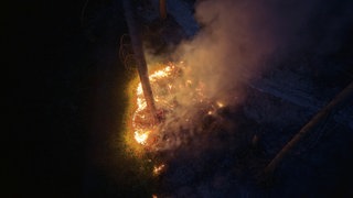 Flammen lodern im Wald auf dem Schanzenkopf in einem Naturschutzgebiet im Kreis Bad Kreuznach.