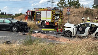 Zwei Autos stehen nach einem Frontal-Zusammenstoß zerstört auf der Fahrbahn der B41 bei Bad Kreuznach.