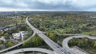 Die Verlängerung der Schiersteiner Brücke auf Mainzer Seite nennt sich Vorlandbrücke. Diese Brücke ist marode. Der Neubau soll nun priorisiert werden.