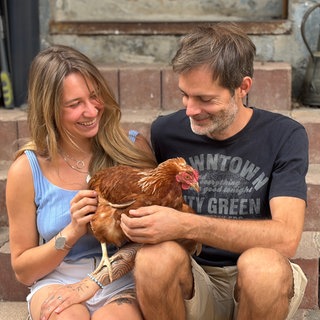 Mira und Tobias wohnen im Wohnprojekt in der Königsmühle in Gau-Odernheim gemeinsam mit anderen Menschen und Hühnern