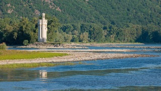Blick auf den Rhein und auf den Mäuseturm am Rhein-Nahe-Eck in Bingen am Rhein.
