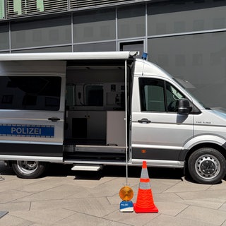In dem Polizei-Transporter sind drei Kameras eingebaut, sie scannen Lkw während der Fahrt auf der Autobahn.
