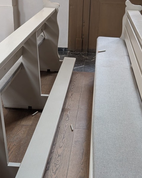 An den Kirchenbänken in der katholischen Kirche St. Bonifatius in Worms-Abenheim haben Unbekannte die Aufhängungen für Taschen herausgerissen