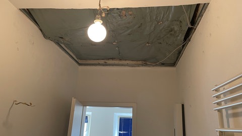 Die kaputte Decke eines Badezimmers in der Flüchtlingsunterkunft in Saulheim