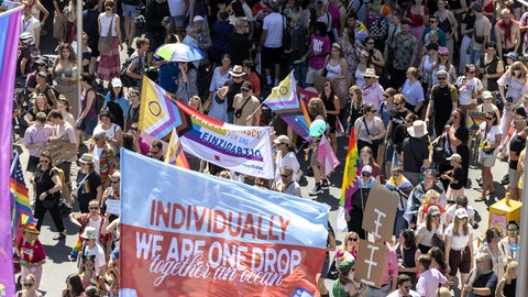 Tausende feiern beim Christopher Street Day in Mainz