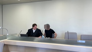Der Angeklagte mit seinem Anwalt vor Gericht: Der Mann aus Saulheim soll eine 16-Jährige vergewaltigt haben