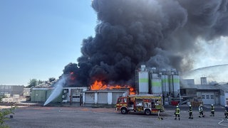 In einem Industriegebiet bei Sprendlingen in Rheinhessen ist am Sonntag eine Lagerhalle in Band geraten.