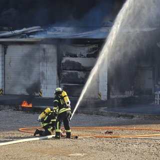 Die Feuerwehr hat gegen den Brand in Sprendlingen auch Wasser aus einem Bach und dem Freibad genutzt.