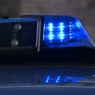 Ein Blaulicht auf einem Fahrzeug der Polizei.