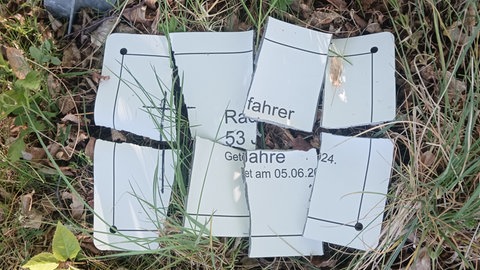 Das Schild, das an dem Ghostbike über das Opfer informiert, wurde zerrissen.