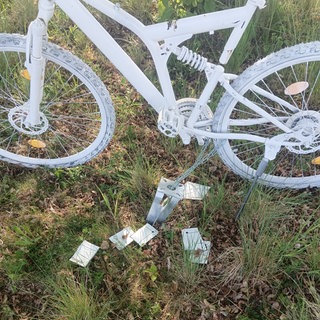 Das Ghostbike bei Alzey wurde von einem bislang unbekanten Täter oder Täterin gestohlen.