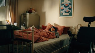 Laura aus Worms ist nach ihrer Corona-Infektion pflegebedürftig. Bei der vorerkrankten 32-Jährigen hat Post Covid zu einer Verschlechterung von MECFS geführt. Sie gilt als schwerste Form von Post Covid.