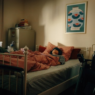 Laura aus Worms ist nach ihrer Corona-Infektion pflegebedürftig. Bei der vorerkrankten 32-Jährigen hat Post Covid zu einer Verschlechterung von MECFS geführt. Sie gilt als schwerste Form von Post Covid.