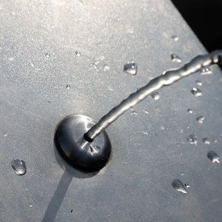 Ein Wasserstrahl aus einer Edelstaglsäule: In Mainz hat ein Mann einen Trinkwasserspender für das Rheinufer gespendet. 