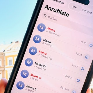 Auf einem Handydisplay sieht man mehrere entgangene Anrufe von "Mama".