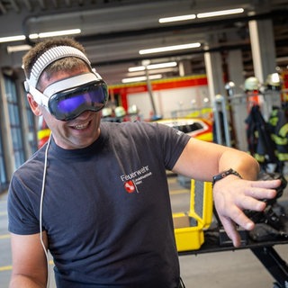 Ein Feuerwehrmann mit eine VR-Brille: In Mainz testet die Feuerwehr VR-Brillen, um Einsätze erlebbar zu machen. 