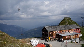 Mit dem Helikopter werden die neuen Betten und Regale zur Wormser Hütte transportiert.