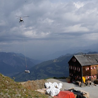 Mit dem Helikopter werden die neuen Betten und Regale zur Wormser Hütte transportiert.