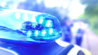 Polizeiauto mit Blauchlicht: In Bad Kreuznach ist ein Auto in ein Autohaus gekracht