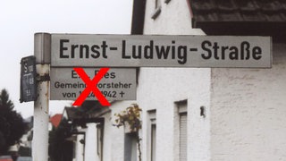 Die Straße in Langenlonsheim wurde nach dem ehemaligen Bürgermeister (1924 - 1942) Ernst Ludwig Pies benannt. Er trat am 1. Dezember 1930 in die NSDAP ein.