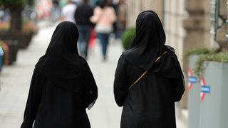 Frauen mit Burka (Symbol). In Bad Kreuznach ist eine verschleierte Frau von einem Passanten attackiert werden. 