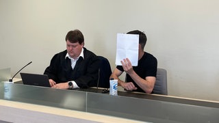 Der Angeklagte und sein Verteidiger im Gerichtssaal: Das Landgericht Bad Kreuznach hat einen ehemaligen Erzieher aus Saulheim wegen sexuell Missbrauchs zu einer Haftstrafe verurteilt. 