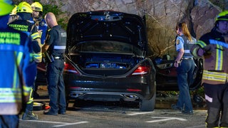 Auf der B9 im Mittelhreintal ist ein Auto gegen eine Felswand geprallt.