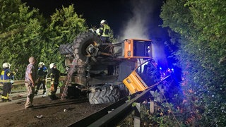 Umgekippter Vollernter auf B420 bei Undenheim