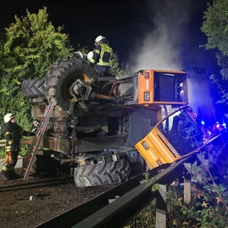 Umgekippter Vollernter auf B420 bei Undenheim