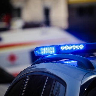 Blaulicht von einem Polizei- und einem Rettungswagen. (Symbol) Am Mainzer Hauptbahnhof sind drei verletzte Männer entdecktr worden. Die Polizei versucht zu klären, was passiert ist. 
