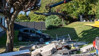 Ein Fahranfänger ist mit seinem Auto in ein Gartenhaus in Nieder-Olm gefahren.