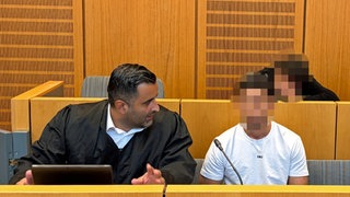 Die beiden Angeklagten mit ihrem Anwalt im Gericht. Die Männer sollen versucht haben, in der Mainzer Oberstadt einem Verkäufer Luxus-Armbäner zu rauben. 