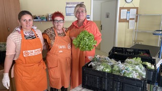 Die drei Frauen, Dilber Cesen-Ciber, Kerstin Weber und Tetiana Morozova, gehören zum Team der Tafel in Bad Sobernheim. 