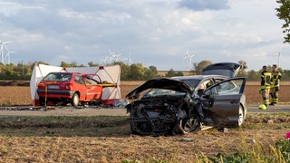 Zwei zerstörte Autos stehen auf der L395 bei Worms-Heppenheim. Bei dem Unfall kam eine Person ums Leben, eine weitere wurde schwer verletzt.