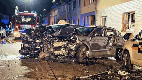 Zwei Autos stehen in Gau-Algesheim und sind im vorderen Teil völlig kaputt.