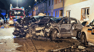 Zwei Autos stehen in Gau-Algesheim und sind im vorderen Teil völlig kaputt.