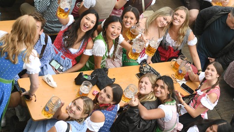 Feiernde Gäste auf dem Oktoberfest. In Mainz kämpfen die Organisatoren um die Lizenz.
