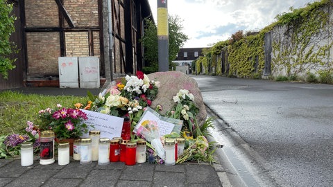 Blumen, Kerzen und Briefe am Straßenrand: An dieser Stelle in Mainz-Gonsenheim ist die Radfahrerin beim einem Unfall getötet worden. Am Steuer saß ein damals 15-Jähriger mit seinem Vater. Der Jugendlich wurde nun verwarnt. 