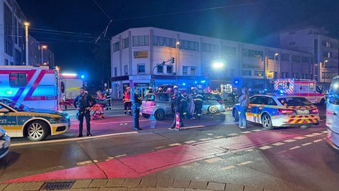 Polizei- und Rettungswagen an der Unfallstelle in Mainz. Bei dem Zusammenst0ß zweiter Autos wurde eine Frau in ihrem Wagen eingklemmt, die Feuerwehr musste sie herausschneiden. 