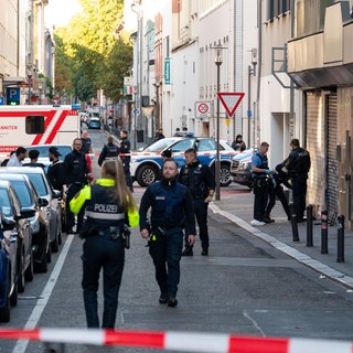 Polizisten in der abgesperrten Bahnhofstraße: Dort wurde ein Mann angegriffen und schwer verletzt
