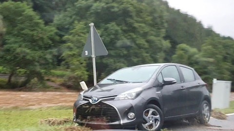 Auch in der Vulkaneifel ist die Kyll, hier in Densborn, zu einem reißenden Fluss geworden. Sie hat Häuser und Straßen überflutet und Autos mit sich gerissen.